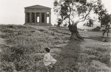 Paisaje mediterráneo a la caída del sol con un templo griego